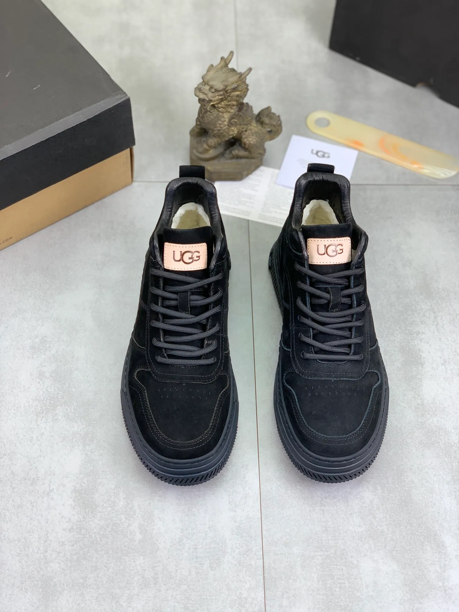 Men's Men's Shoes P620 [New Style] 💰 🆘 "Real Wool" [UGG] 👉 Popular men's shoes official website synchronization 🔰 Genuine quality [proud] is not comparable to the imitations in the general market 🌀 The upper is imported Italian frosted cowhide, and the lining: foot pad 🅰️ grade 🐑 real wool 👻 Only Grade A can show the effect The hand feels smooth and delicate 🔱The shoe shape is grand, only genuine factories can achieve it 🎄The perfect toughness of the original outsole 👻⬛️ allows customers to bid farewell to one-time consumption. Real wool lining, super warm. 3️⃣Colors available Sizes: 38-44